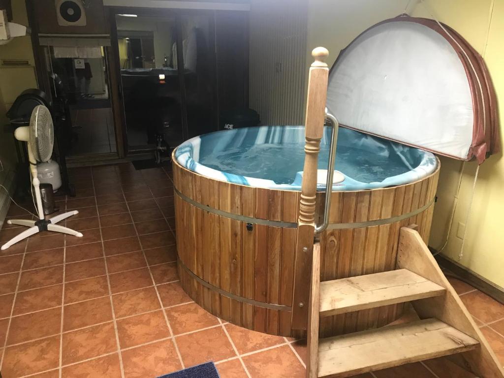 Hot Tub (Jacuzzi) - Photo 2