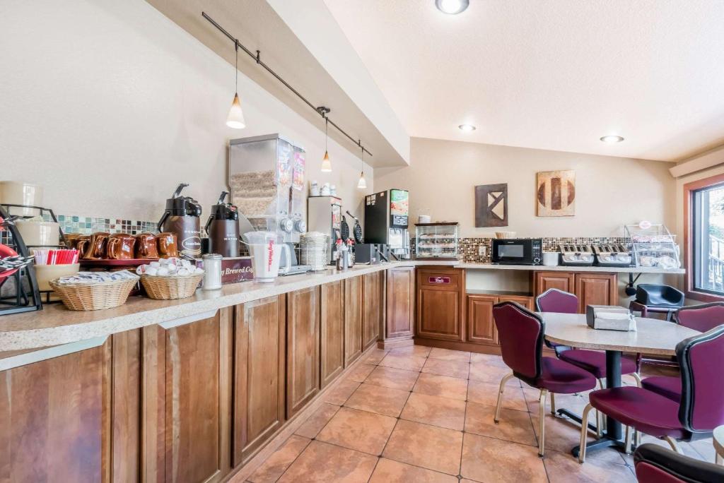 Super 8 by Wyndham Deadwood Black Hills Area - Image 5