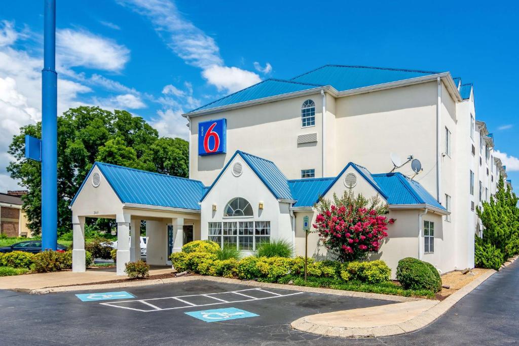 Motel 6 Chattanooga Downtown - Image 6