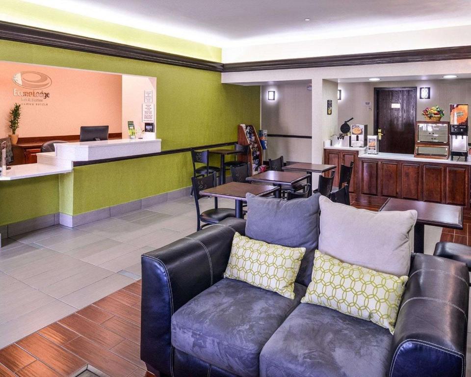 Econo Lodge Inn & Suites Shelbyville - Image 5