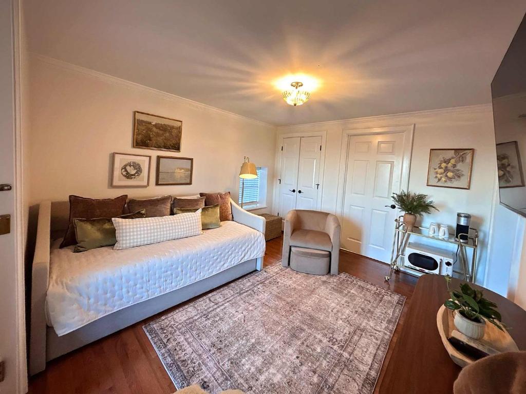 Historic Riverview Inn Suite Ten - Image 8