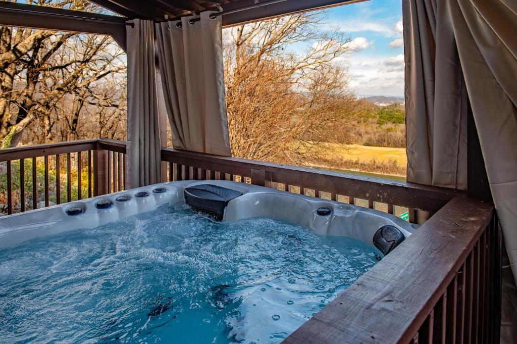 Hot Tub (Jacuzzi) - Photo 2