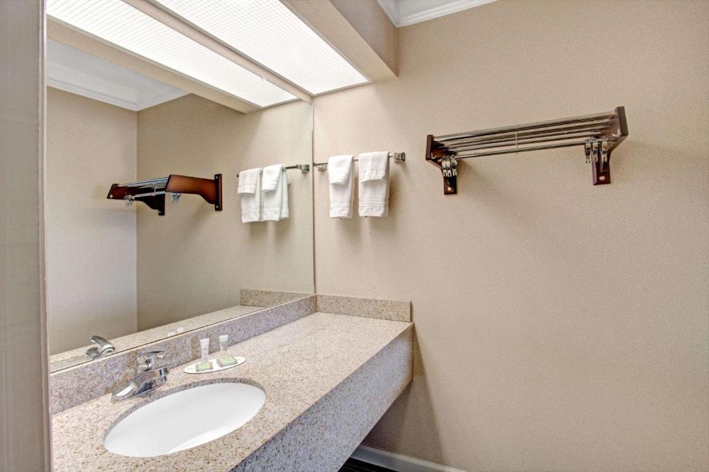 Super 8 by Wyndham Knoxville East - Image 8