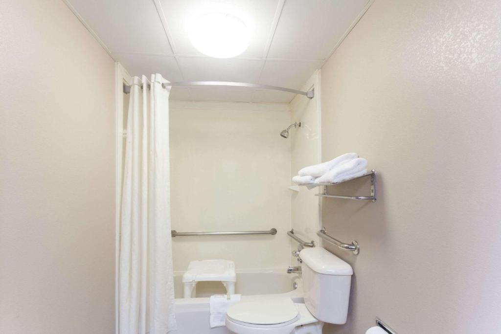 Hot Tub (Jacuzzi) - Photo 2