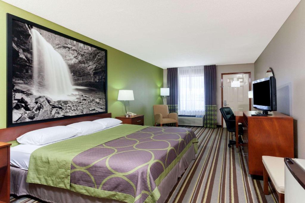 Super 8 by Wyndham Clarksville Northeast - Image 7