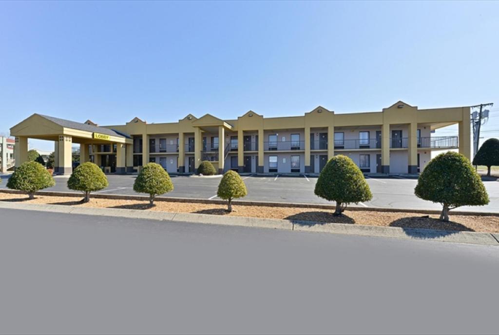 Super 8 by Wyndham Clarksville Northeast - Image 6