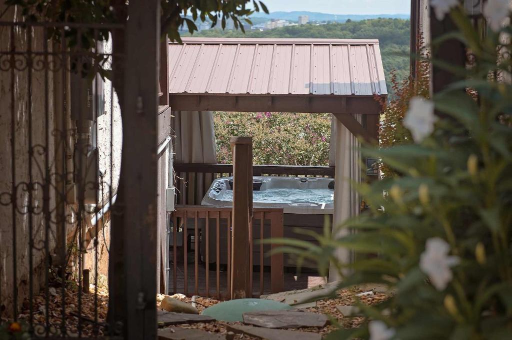 Hot Tub (Jacuzzi) - Photo 3