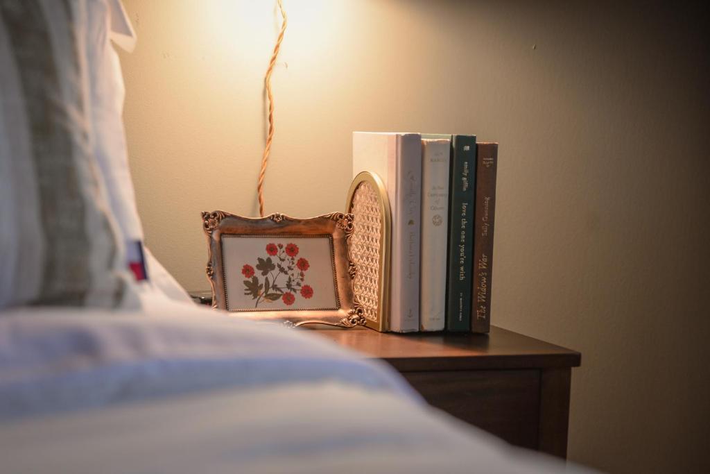 LMI -15- Laurel Falls Room: Summers Night - Image 8