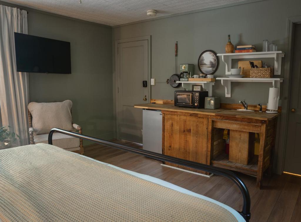 LMI -15- Laurel Falls Room: Summers Night - Image 5