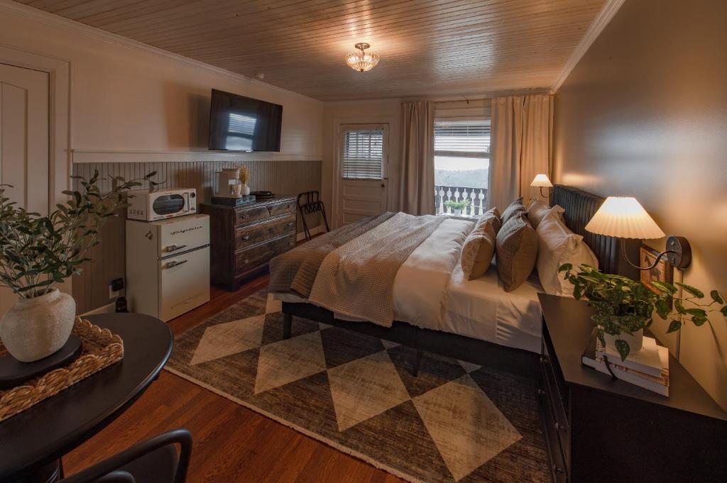 Historic Riverview Inn Four - Image 5