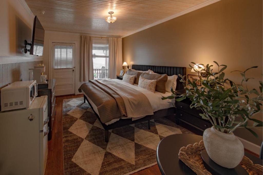 Historic Riverview Inn Four