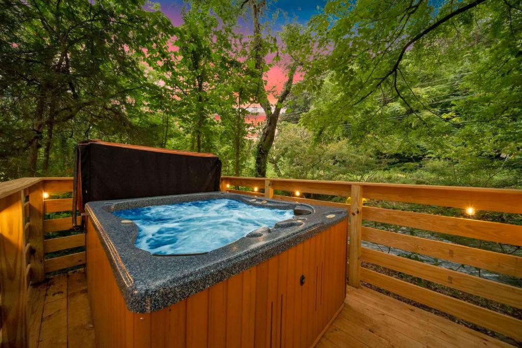Hot Tub (Jacuzzi) - Photo 9
