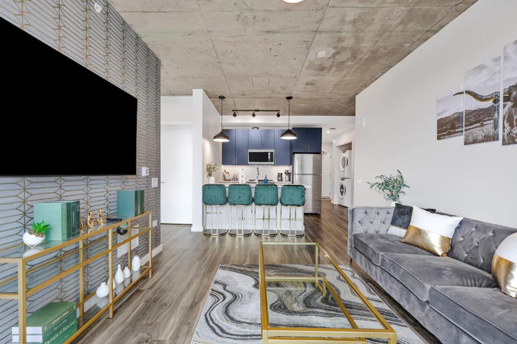 Golden Luxe Suite Downtown Nashville - Image 5