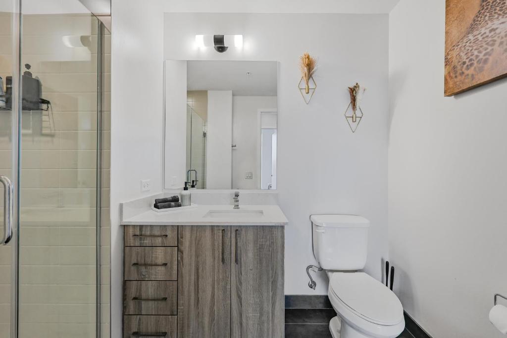 Golden Luxe Suite Downtown Nashville - Image 7