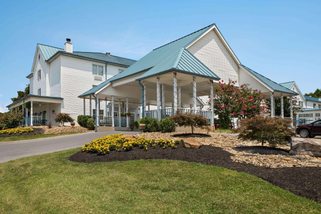 Ramada by Wyndham Pigeon Forge North - Image 4