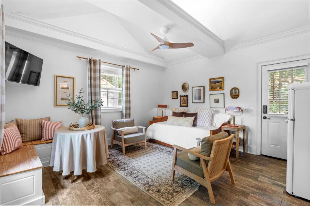 1- Lookout Mountain Cottage - Image 4