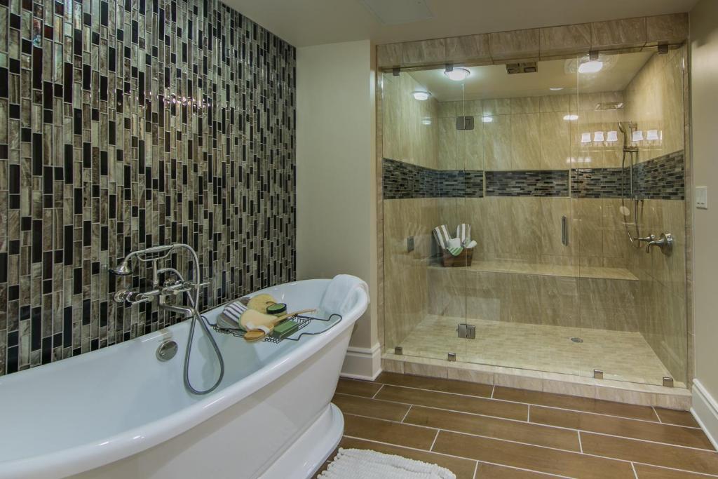 Hot Tub (Jacuzzi) - Photo 2