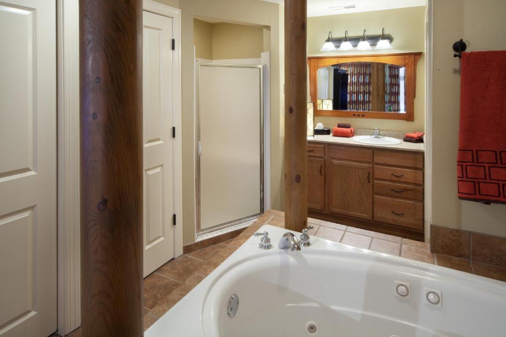 Hot Tub (Jacuzzi) - Photo 5