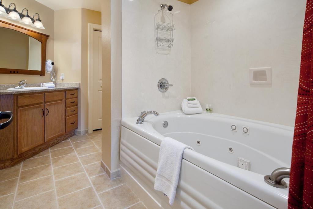 Hot Tub (Jacuzzi) - Photo 4