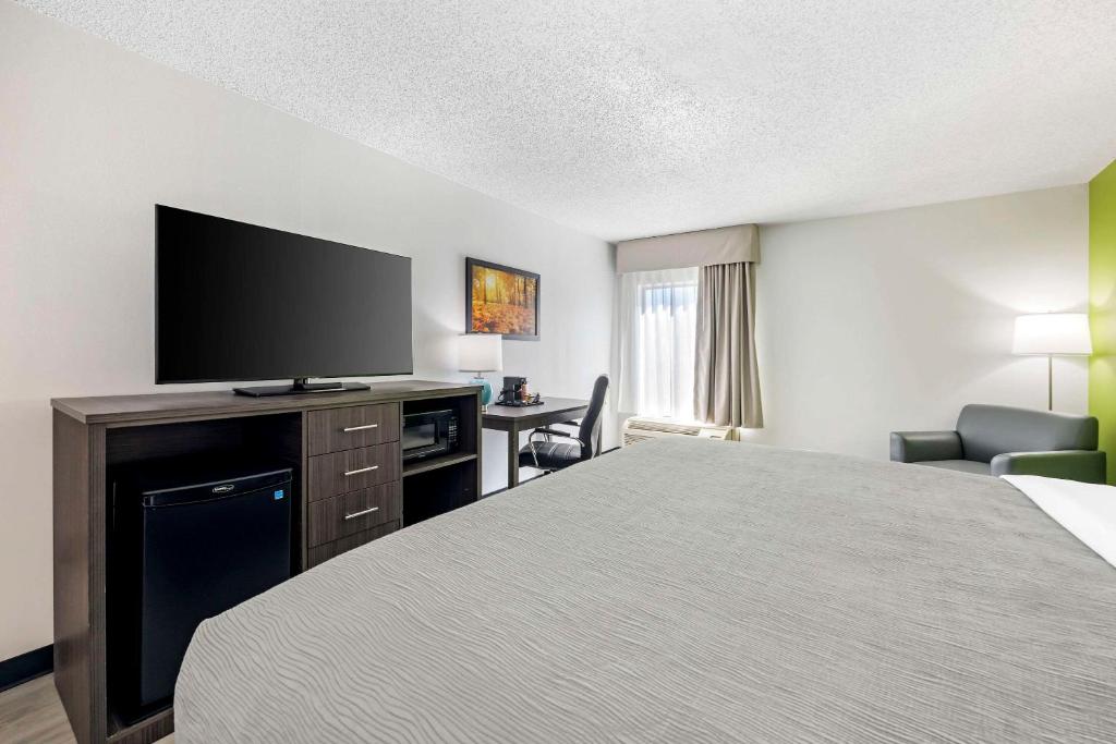 Quality Inn Clarksville - Exit 11 - Image 4