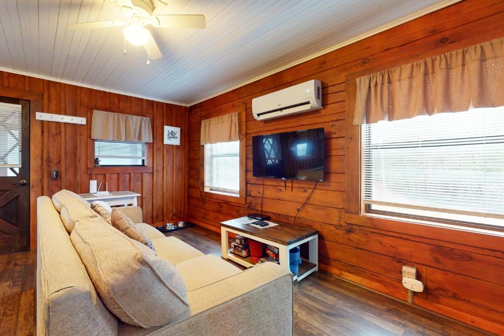 Cozy Cabin - Image 5