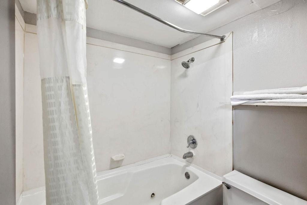 Hotel O Columbia Downtown near I-65