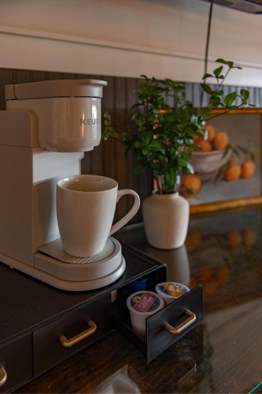 Historic Riverview Inn Seven - Image 5