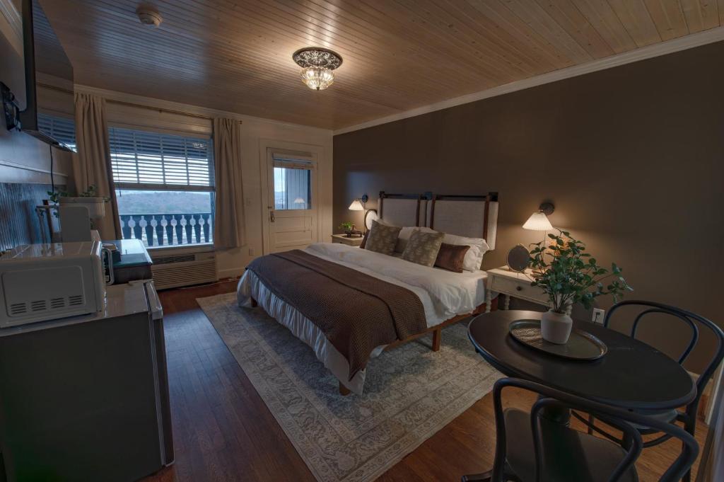 Historic Riverview Inn Seven