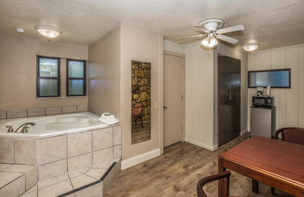 Hot Tub (Jacuzzi) - Photo 4