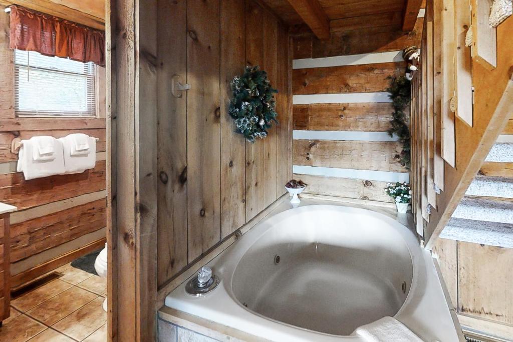 Hot Tub (Jacuzzi) - Photo 2