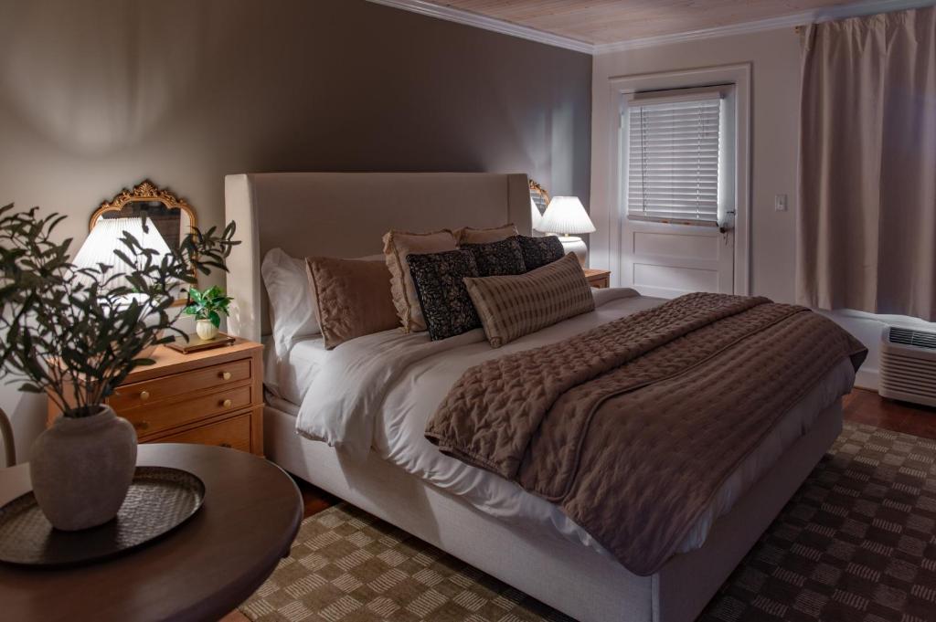 Historic Riverview Inn Six - Image 8