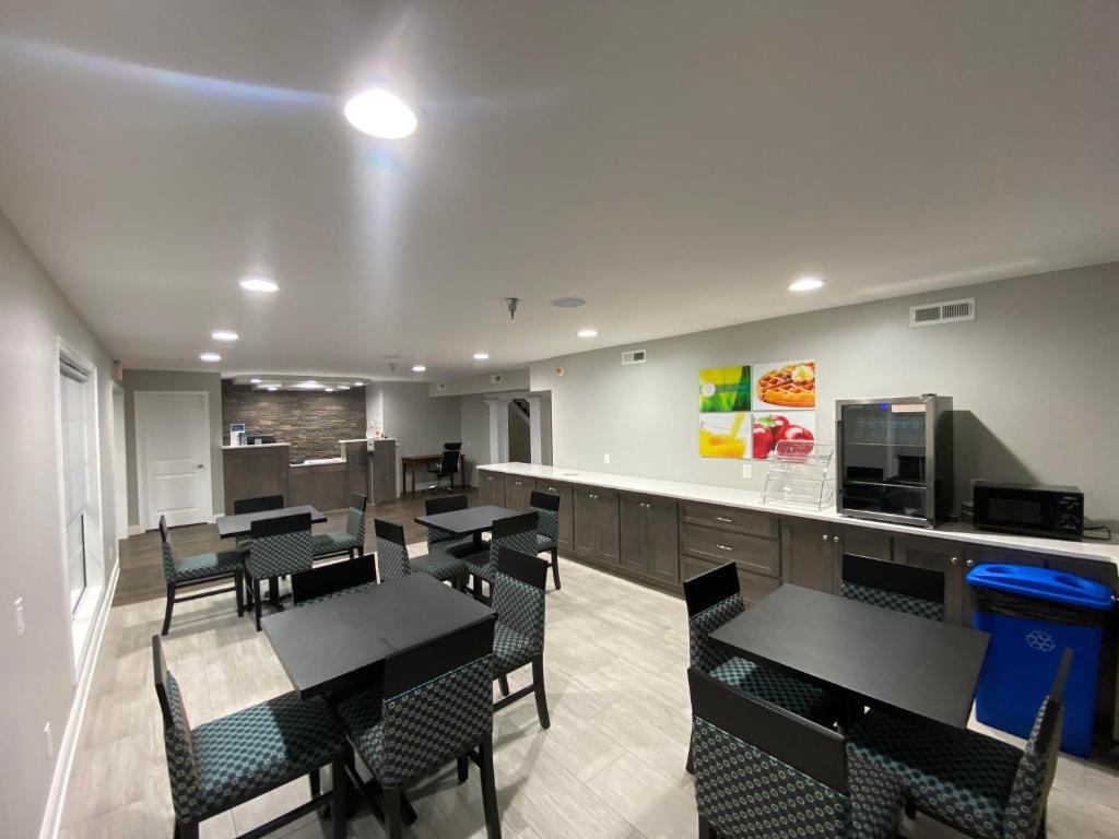 Quality Inn - Image 6