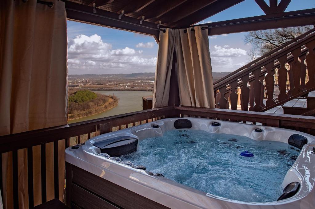 Hot Tub (Jacuzzi) - Photo 3