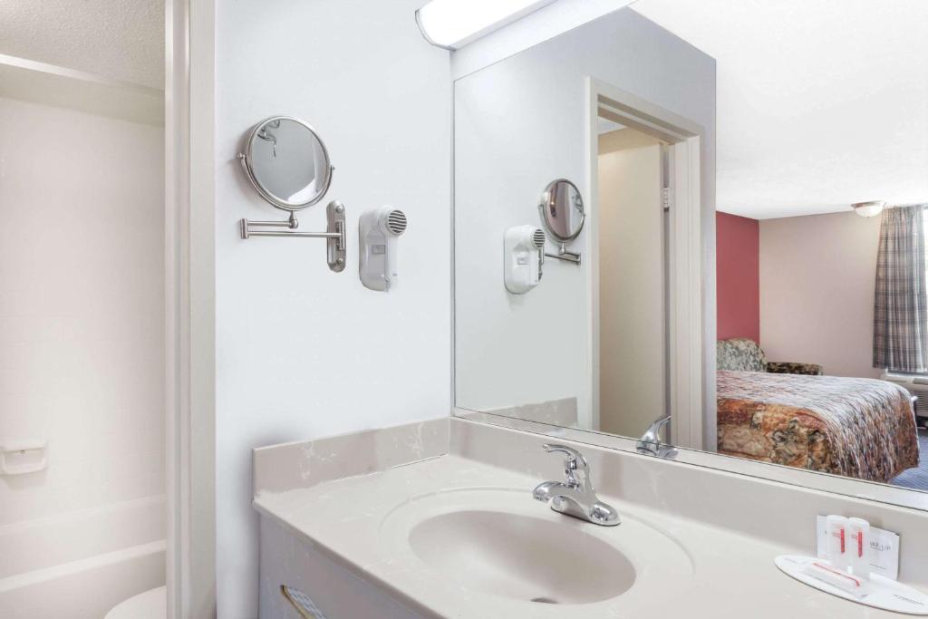 Days Inn by Wyndham Martin - Image 8