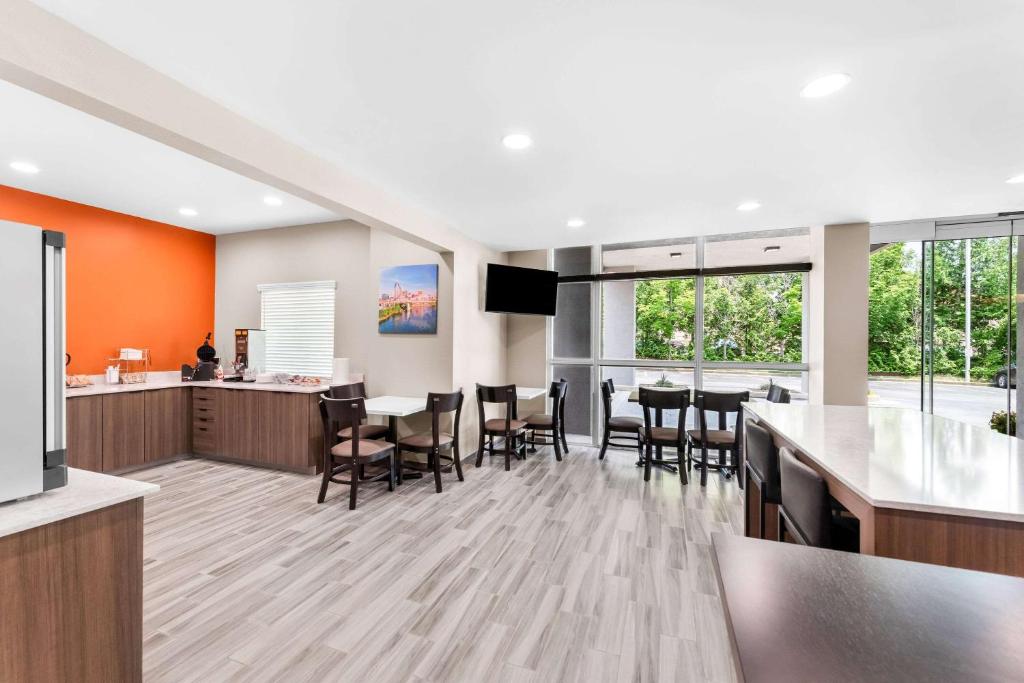 Sleep Inn & Suites Pigeon Forge Downtown - Image 5