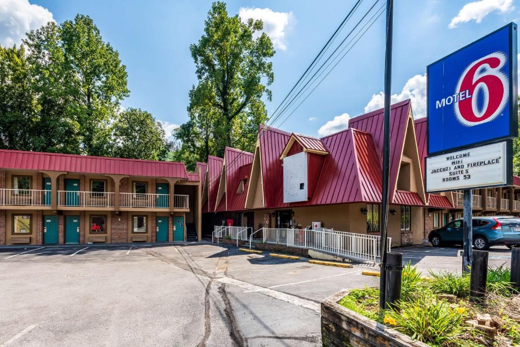 Motel 6-Gatlinburg, TN - Smoky Mountains - Image 6