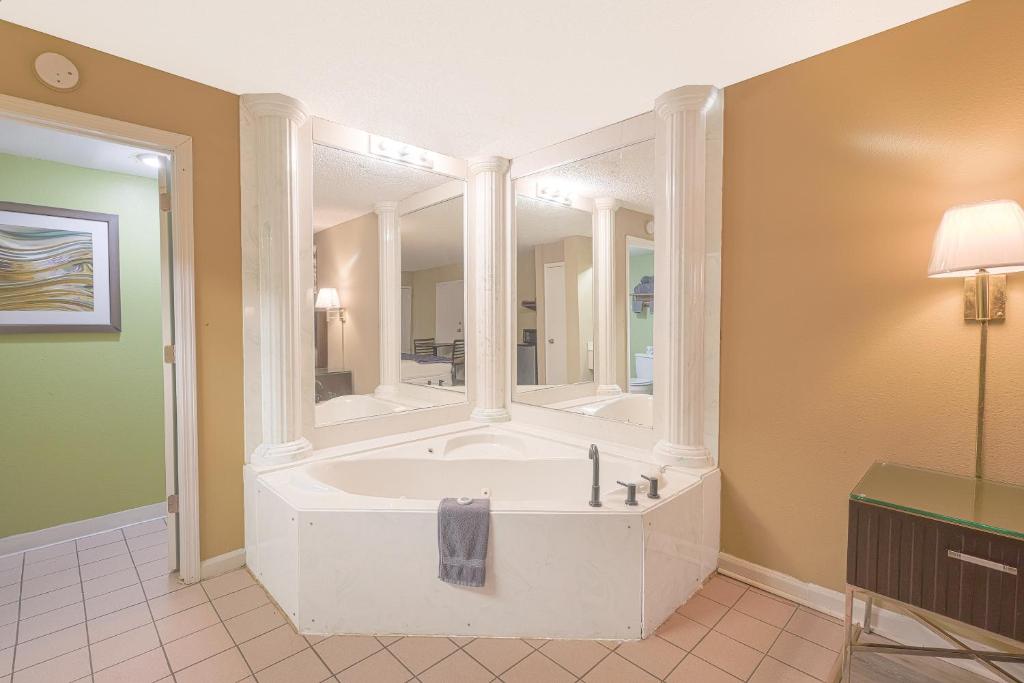 Hot Tub (Jacuzzi) - Photo 6