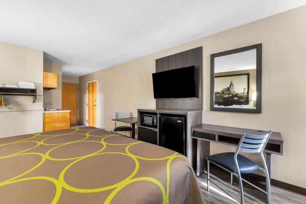 Super 8 by Wyndham Dickson - Image 5