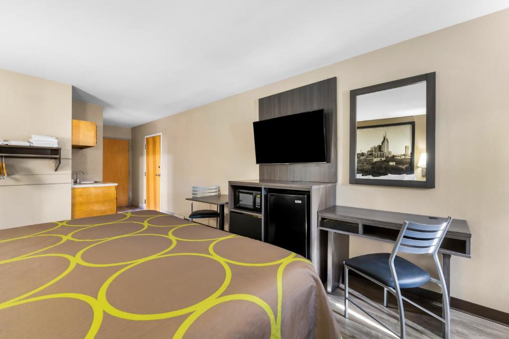 Super 8 by Wyndham Dickson - Image 6