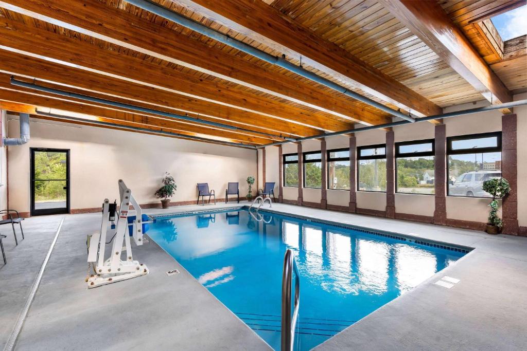 Super 8 by Wyndham Dickson - Image 4