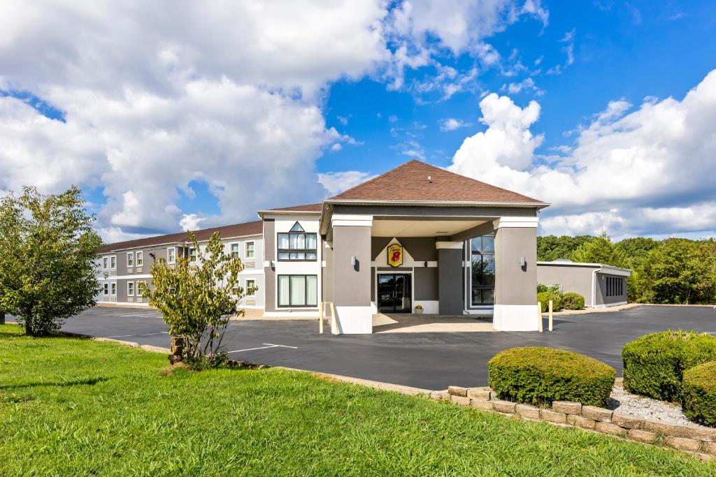 Super 8 by Wyndham Dickson - Image 7