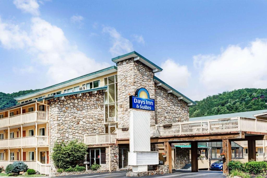 Days Inn & Suites by Wyndham Downtown Gatlinburg Parkway - Image 5