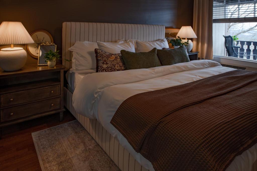 Historic Riverview Inn Three - Image 8