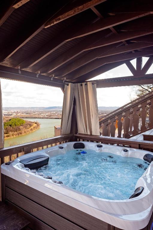 Hot Tub (Jacuzzi) - Photo 2