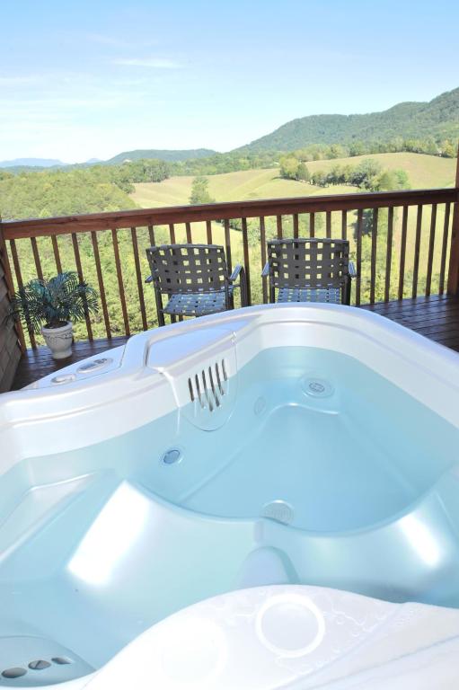 Hot Tub (Jacuzzi) - Photo 3