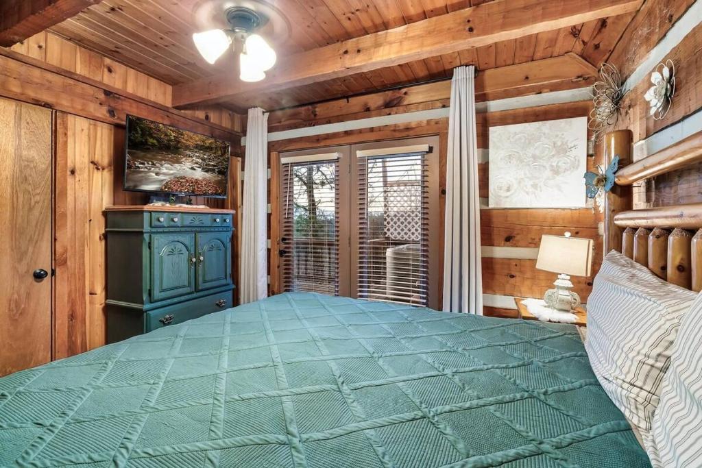 Heavenly Views, Hot Tub, Short Drive to Fun - Image 6