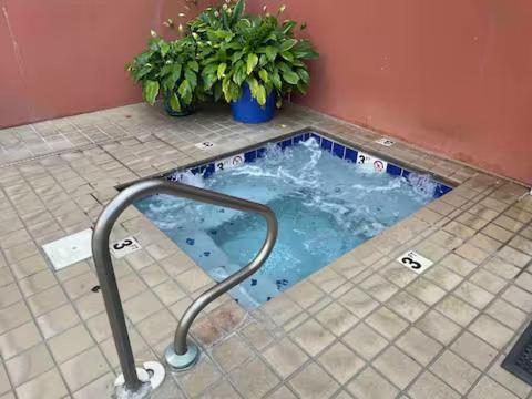 Hot Tub (Jacuzzi) - Photo 2