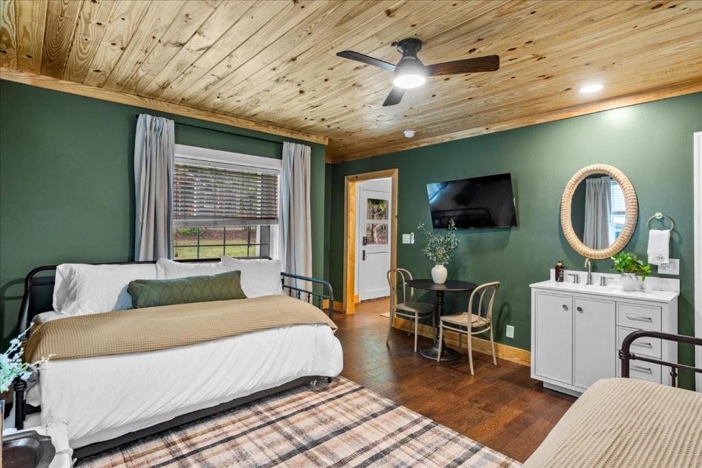 6- Moccasin Bend Cottage - Image 5