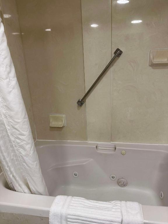 Hot Tub (Jacuzzi) - Photo 3