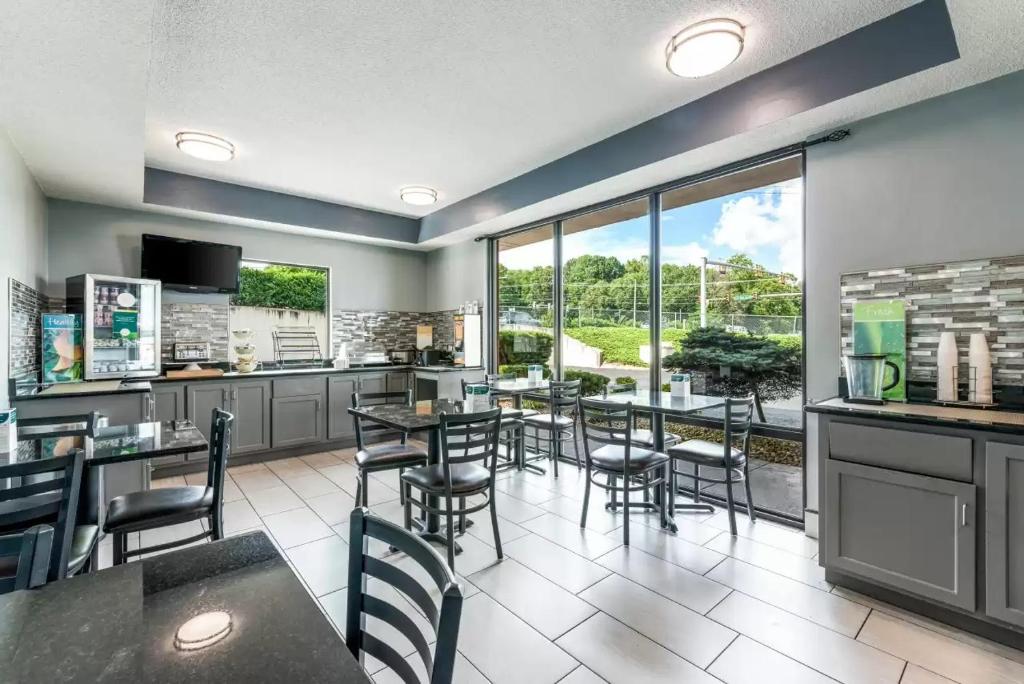 Quality Inn Downtown - Image 5